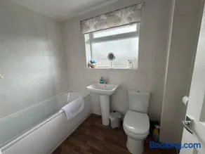 Modern three bedroom home in Castle Donington - Image 2