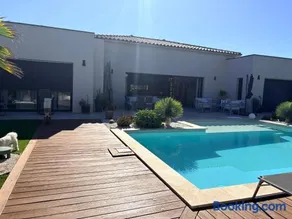 Villa moderne dans le Golfe de Saint Tropez, à 2 km de la mer - Image 1