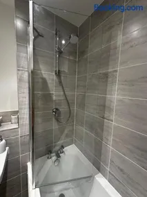 Modern Private Room and Bath in Maidenhead Near Heathrow Airport - Image 3