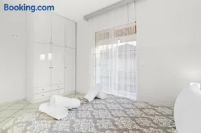 Minimal Stay House - Image 5