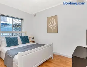 Chic 2BR Near Cafes and CBD FREE Netflix - Image 4