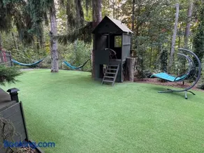Beautiful place with a great location, free parking, WiFi & large TV. - Image 3