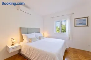 APARTMENT MARCELA SUTIVAN - large two-bedroom apartment with two bathrooms - excellent location right by the town center and the beach - parking space provided - panoramic view of the sea and the town - Image 4