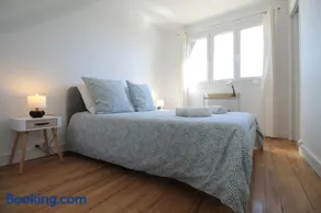 La Colline - Pont-Hébert - com - Grand Parking gratuit, De 1 à 4 personnes, Tout équipé, Netflix, Amazon Prime Gratuits et Illimités, Matelas Emma, Lave Linge, Vue sur la Vallée, RDC - Image 2