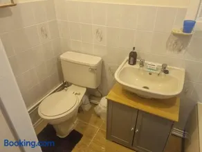 Villa Sleeps 4 with Free Parking - Image 4