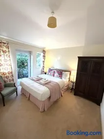 Charming Countryside Escape & Private Tennis Court - Image 2