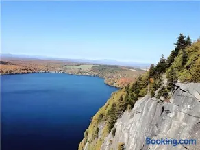 Cozy Stay with Balcony, BBQ & Trails, Near Lake Lyster - Image 3