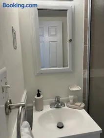 Cozy 1 Bedroom Apt - Minutes to NYC - 15 Min to MetLife Stadium FIFA - Image 3