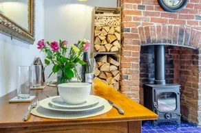 Charming 1BR Cottage - Image 3
