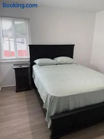 Cozy Queens NY Stay Near JFK Sleeps 4 Comfortable 3 Bedroom Home with Great WiFi Quiet Residential Location - Image 3