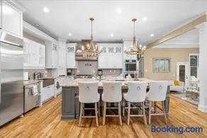 11580sqft Large Home By Airport - Image 5