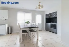 Near Historic Downtown Apex, Sleeps 8, King Bed - Image 3