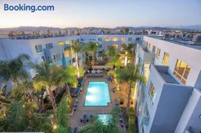 Sunny 2BDR in SM Pool & Gym - 5 min to the beach! - Image 1