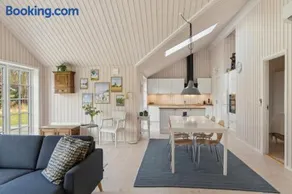 Modern Holiday Home With Large Garden Near Beach - Image 2