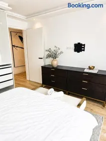 Beautiful new L apartment -15 min to Octoberfest - Image 3