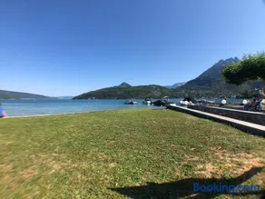 Logement avec terrasse sur lac, tout confort, dans résidence avec PLAGE et PONTON PRIVEE - Image 3
