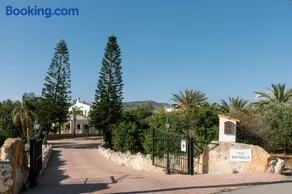 Villa Rafaella Private Pool, Gym & Jacuzzi - Image 4