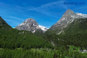 Chalet Montet Forest River Garden Lodge - Happy Rentals - Image 1