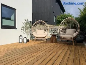 Central, Quiet and Modern Apartment with parking & private patio - Image 2