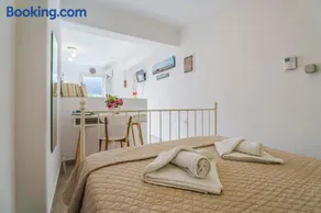 Aloni Stone Studio with Private Parking - Image 4