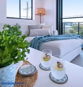 HOT Stylish Costal 3 ensuite apartment on Redcliffe, Brisbane - Image 2