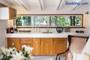Romantic Bungalow near Beach with Shared Pool - Image 4