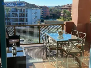 Apartamento con terraza sobre La Marina de Sotogrande - Image 4