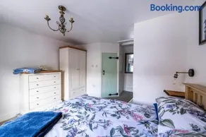 Grade 2 Cottage 1 bedroom, Ludlow centre - Image 2