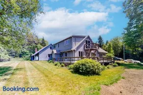 Dog-friendly beach house with WiFi, private washer/dryer, deck, beautiful views - Image 1