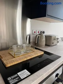 Brand New Modern & Comfy Apartment - Image 5