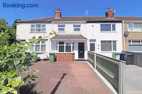Cheerful 2 bedroom holiday home with parking - Image 1