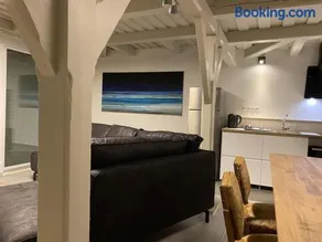 Super holiday at Corner House with pool access - Image 3