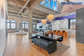 Stylish Downtown Penthouse Views ABODEbucks - Image 1