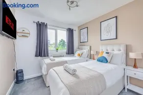 Beautiful Apartment in City Centre with Free Parking, Balcony, Work Desk, Self-Check-In, Fast Wifi and Smart TVs by Yoko Property - Image 5