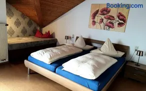 Exquisito apartamento vacacional apto para niños con barbacoa y jardín | Vistas a la montaña - Image 4