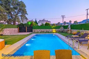 Villa Prestige 2 - Image 1