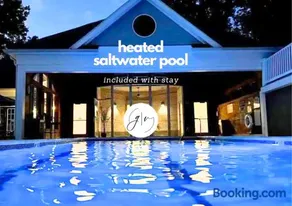 Cozy Villa 3 mins to Mohegan- Fully Stocked with King Bed & Fireplace- Jacuzzi, Saltwater Pools, Sauna - Image 5