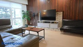 Convenient & Cozy 8 Beds Home - Prime Location with 4 Free Parking - Image 1