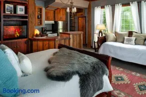 Whimsical Gatehouse at Dark Horse Retreat - Image 3