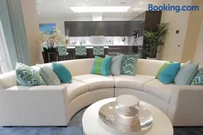 Luxurious House with private garden & Tree house - Image 2