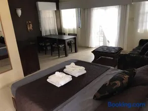 Moxons Beach Club - Image 5