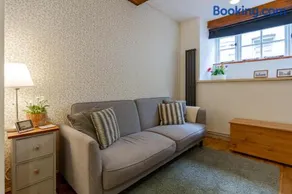 The Shoe Box cottage with allocated parking - Image 5