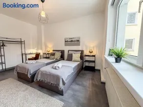 Gockel Homes - Zentral mit Balkon & Netflix - Image 2