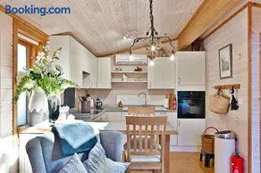 The Lodge - Luxury Lodge with Super King Size Bed, Kitchen & Shower Room - Image 5
