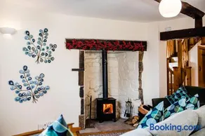 Thursdays Corner Tudor Cottage - Image 2