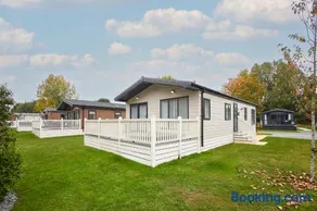 Primrose Lodge with Hot Tub - Image 3
