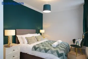 The Old Brewery Boardroom - Winchester City Centre - Unique Property - Free Parking - Sleeps 6 - by XPlus Stays - Image 4