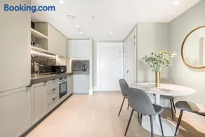 Luxury River View Greenwich Apartment - Image 4