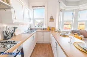 3BR Flat in Barrow in Furness - Ideal for Contractors - Image 3
