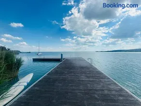 Luxury Lakeside Apartment - Image 1
